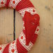 Coroncina-ghirlanda fuoriporta in cotone rosso,feltro,nastri e bottoni
