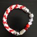 Bracciale kumihimo bianco e rosso realizzato a mano con perline