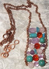 Collana con catena di rame e pietre rosa azzurre viola e marroni