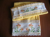 Asciugamani in spugna gialla ricamato a punto croce "Narciso"