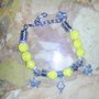 bracciale con perle iridescenti gialle intagliate a fiore e charms