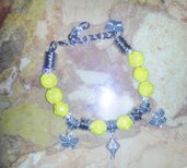 bracciale con perle iridescenti gialle intagliate a fiore e charms
