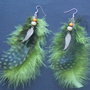 orecchini di piume con sfumature verdi e charm ali
