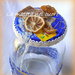 Barattolo di vetro con tazza blu dipinta, tovaglia, the, limone e zucchero