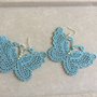 Orecchini pendenti con farfalla azzurra in filigrana macramè