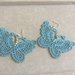 Orecchini pendenti con farfalla azzurra in filigrana macramè