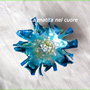 Calamita fiore plastica pet petali sfrangiati azzurro verde 