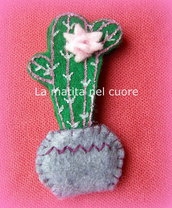 Calamita cactus con fiore rosa di feltro in vaso