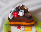 Fetta di torta-Feltro-Fantasia Riccioli di cioccolato (con creme,panna,riccioli di cioccolato e fragola)-Fatta a mano