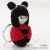 Portachiavi bambolina kokeshi all'uncinetto - Colore nero e rosso