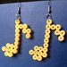 Orecchini pendenti con note musicali gialle in hama beads per amanti della musica