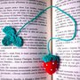 Segnalibro con fragola rossa amigurumi fatto a mano all'uncinetto per amanti dei libri