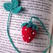 Segnalibro con fragola rossa amigurumi fatto a mano all'uncinetto per amanti dei libri