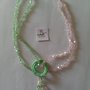 Collana in mezzi cristalli con elemento centrale ad uncinetto, rosa e verde