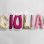 Giulia: una ghirlanda di lettere in cotone e lurex gialle e rosa per decorare la sua cameretta.