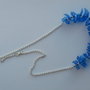 COLLANA CON ELEMENTI IN PLASTICA BLU  MODELLATA