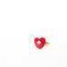 Anello piccolo cuore rosso velluto in resina. Piccolo e romantico anello a cuore