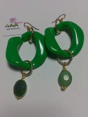 Orecchini con maglia in resina verde e ovale in acrilico tono su tono