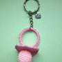 Portachiavi con ciuccio rosa amigurumi per la mamma di una bimba, fatto a mano all'uncinetto