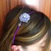 Cerchietto per capelli con raso viola e fiore lilla all'uncinetto, fatto a mano