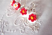 Orecchini pendenti  fiore rosso ,  fiore bianco. Gioielli, orecchini  fatti a mano da brice&mice