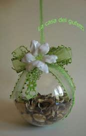 Sfera decorata con fiori bianchi e verdi realizzati con la tecnica del sospeso trasparente e nastri in organza 