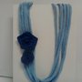 COLLANA AZZURRA CON ROSE BLU IN RASO