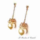 Orecchini pendenti con perle oro chiaro e cristalli Swarovski fatti a mano – Ninfea