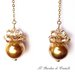Orecchini pendenti con perle oro intenso e cristalli Swarovski fatti a mano – Ninfea
