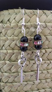 Orecchini pendenti con ciondolo a forma di chiave e perline nere 