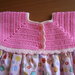 Vestitino con corpino realizzato all'uncinetto in filo rosa e gonnellina in cotone stampato con deliziosi bottoncini