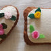 Biscotti glassati in feltro.Decorati con rose e fiori all'uncinetto con perline.Fatti a mano.2 Biscotti (forma:cuore e rettangolare).