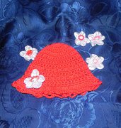 Cappellino rosso con coccarda applicata  portafortuna nascita buon augurio bebè
