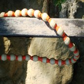 Collana di carta con perle  di colore corda e arancio.