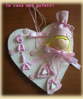 Fiocco nascita per femminuccia "Bimba con cuori" realizzato in fommy su cuore in legno bianco
