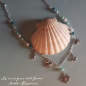 Collana lunga stile marinaro con perline azzurre e charms rosa dei venti, cavalluccio marino, granchio e pesce