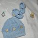 Scarpette + cappellino bebè realizzati ad uncinetto in cotone o lana celeste con applicazione trenino