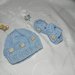 Scarpette + cappellino bebè realizzati ad uncinetto in cotone o lana celeste con applicazione trenino
