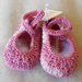 Scarpine baby da bambina in cotone rosa sfumato con bottone madreperla .