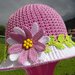 Cappellino con fiore all'uncinetto 