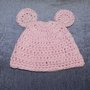 Cappellino coniglietta rosa realizzato ad uncinetto per bambina in lana