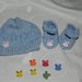 Scarpette + cappellino bebè realizzati ad uncinetto in cotone o lana celeste 