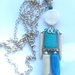 Collana/pendente "Blue doll" bambolina con pietre in turchese, resina, madreperla