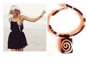 Collana "Spiral necklace" girocollo bianco nero con pendente in legno e madre perla