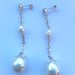 Orecchini "Pearl drops" argentati lunghi con perle barocche e di fiume bianche
