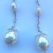 Orecchini "Pearl drops" argentati lunghi con perle barocche e di fiume bianche