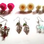 Set orecchini "Garden earrings" con margherite e rose in resina, foglie e farfalle in metallo