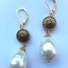 Orecchini "Antique pearls" con perle barocche e elemento dorato