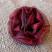 PICCOLA Rosa rossa fermaglio capelli - spilla in organza
