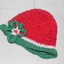 Cappellino realizzato ad uncinetto rosso bianco e verde 